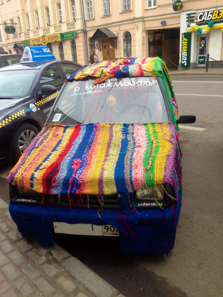 Обвязанная машина улице Покровка в Москве.