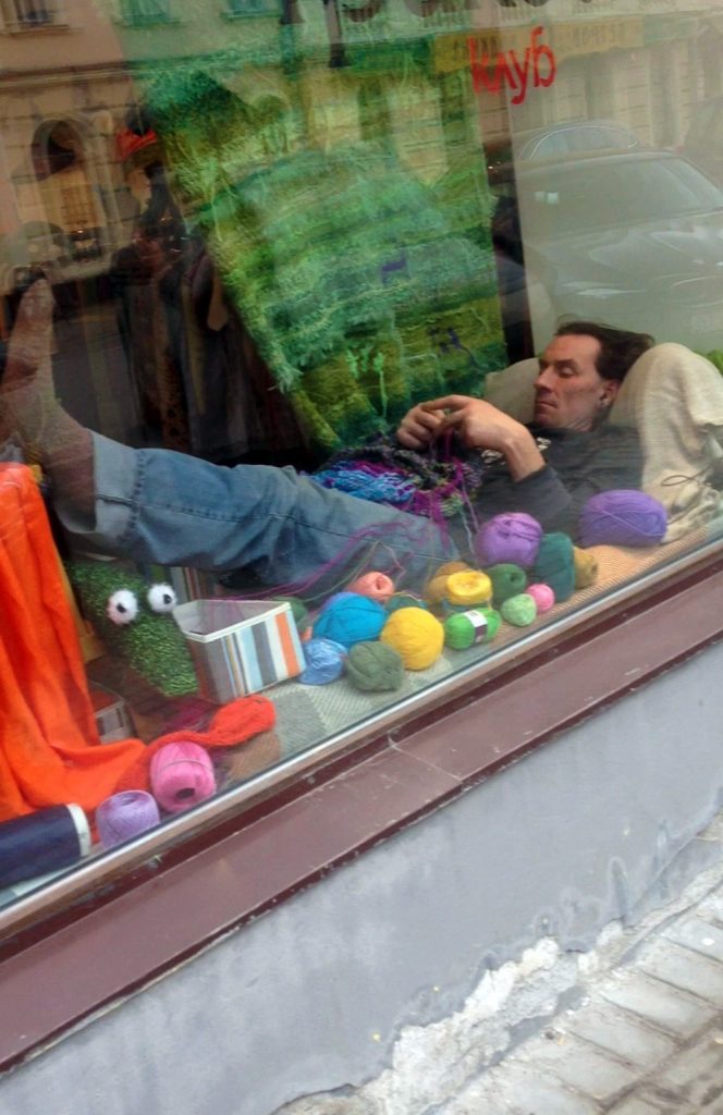 Мужчина-вяжет в витрине на ул.Покровка в Москве.