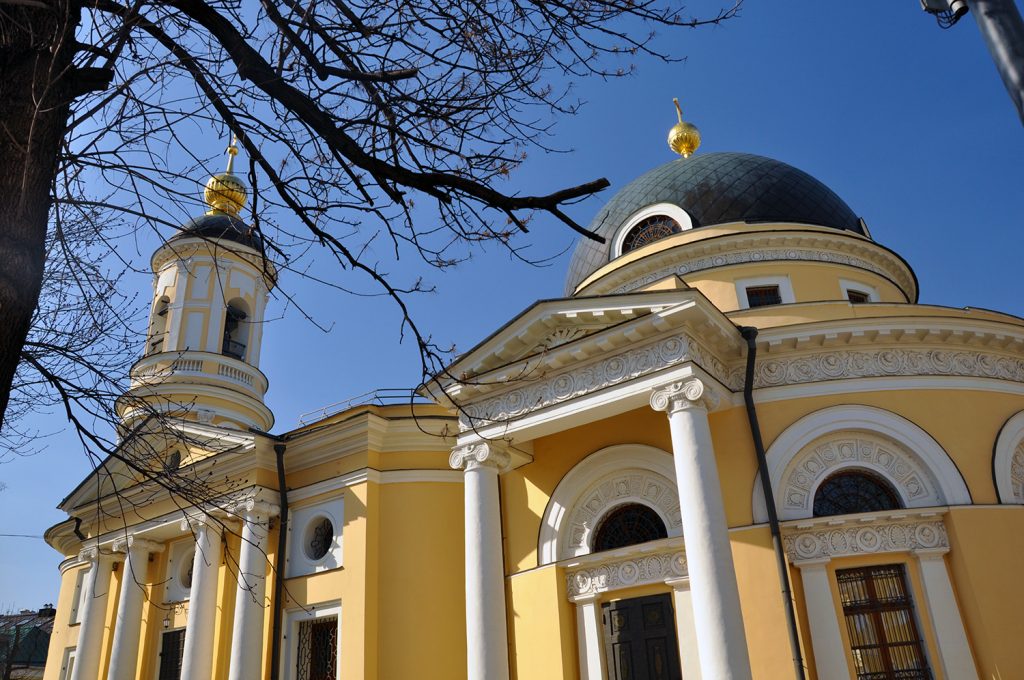 Фасад церкви Всех Скорбящих Радость на Большой Ордынке в Москве.