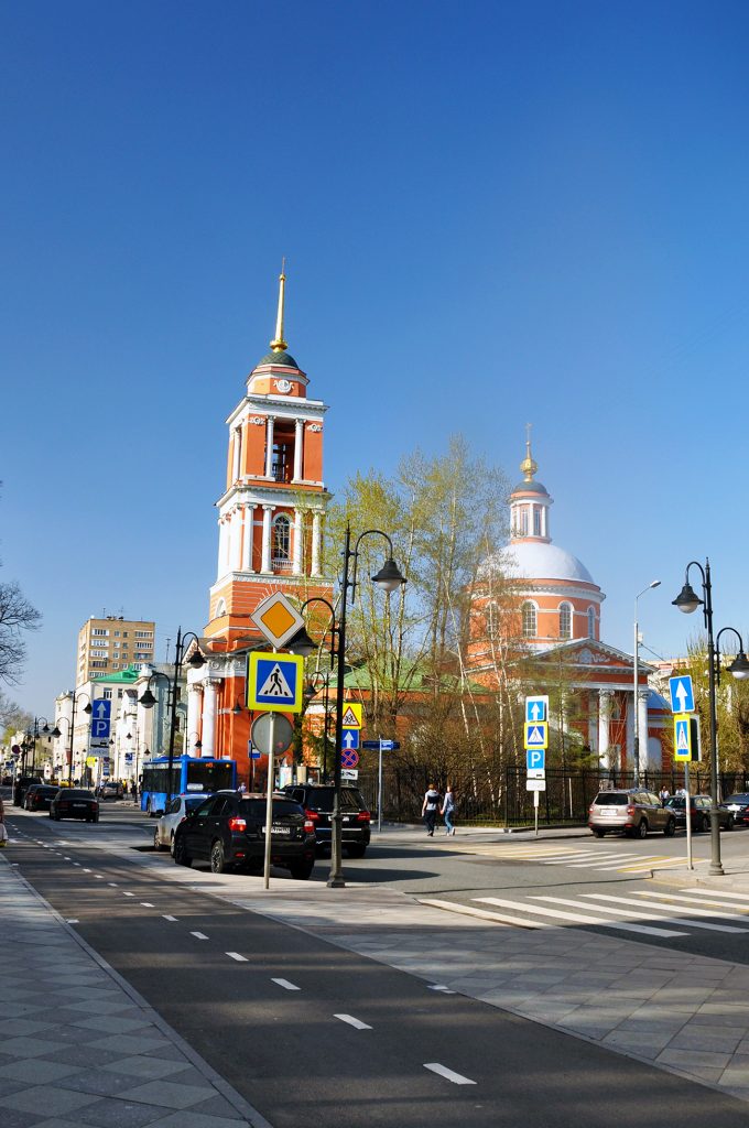 Москва, улица Пятницкая, 51 стоит храм Троицы Живоначальной в Вишняках.