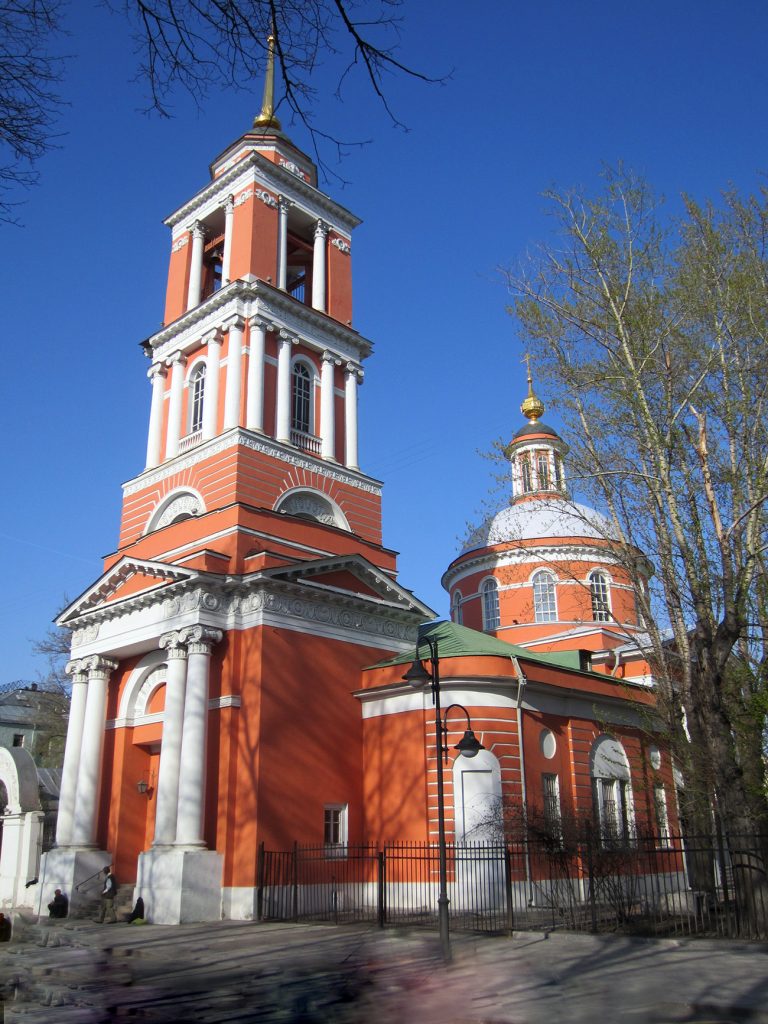 улица Пятницкая, 51 храм Троицы Живоначальной в Вишняках в Москве