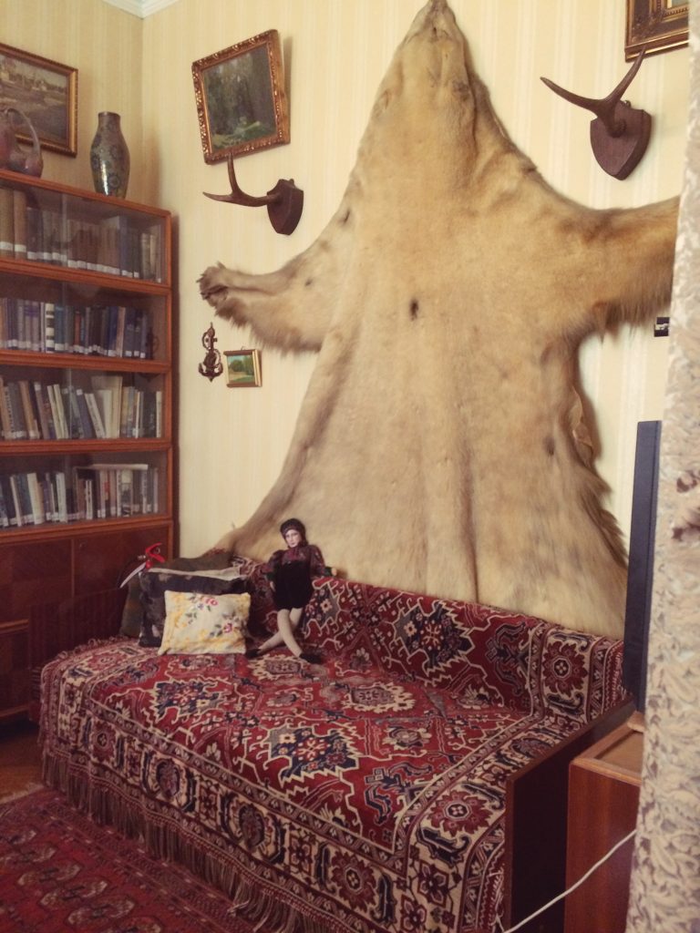 Шкура белого медведя, добытая сыном. Квартира Аполлинария Васнецова в Москве.