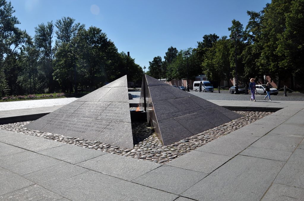 Мемориал «Огонь Славы» на Якорной площади в Кронштадте