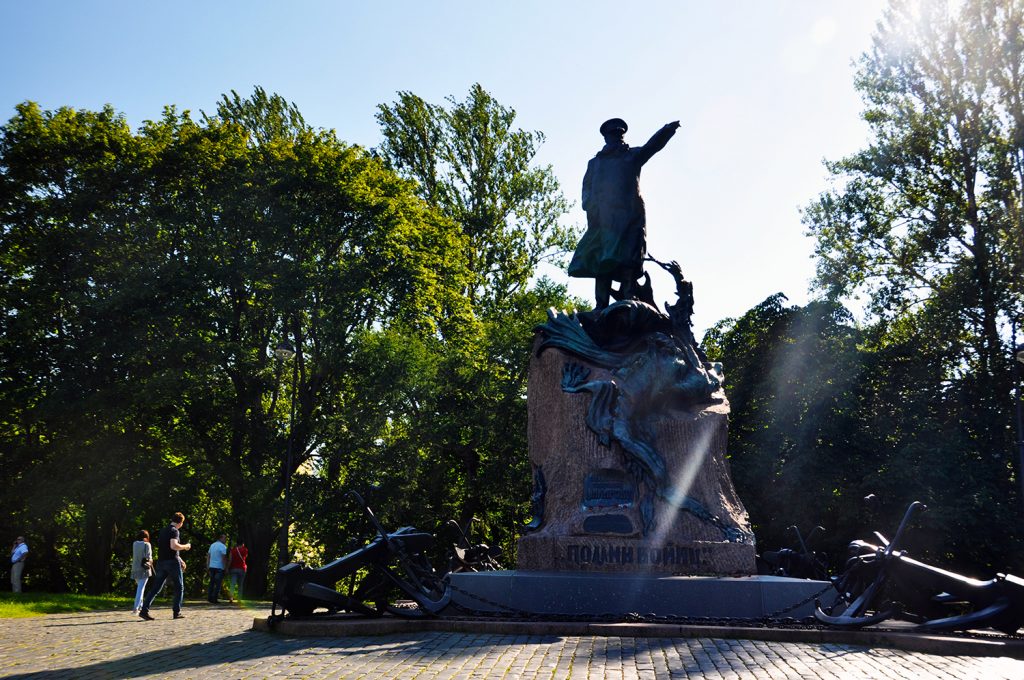 Памятник С.О.Макарову на Якорной площади в Кронштадте