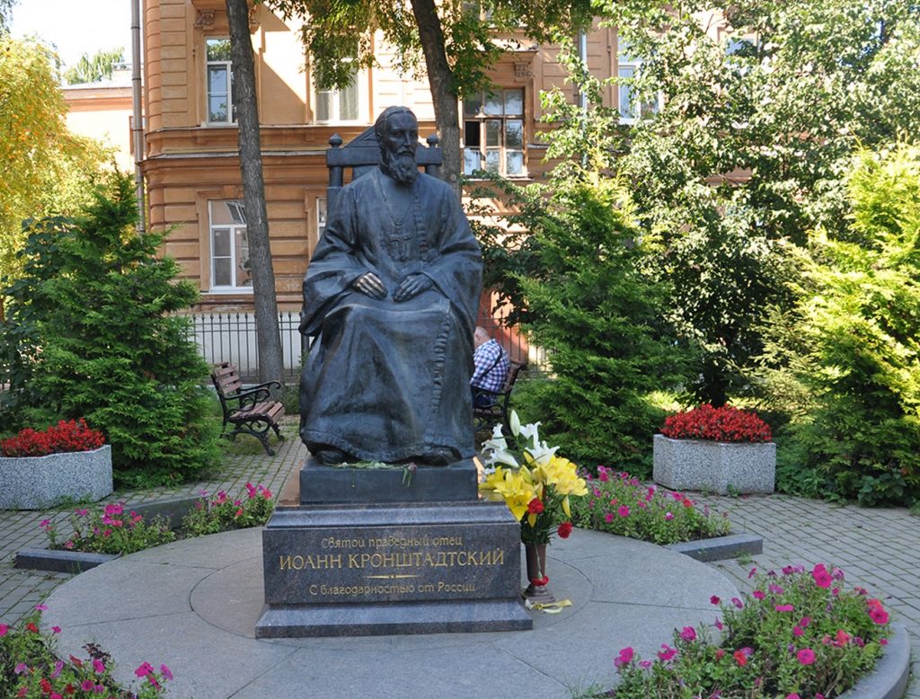 Памятник отцу Иоанну Кронштадтскому у мемориального музея в Кронштадте