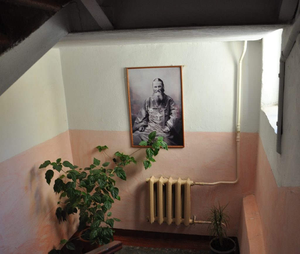 Лестница на второй этаж в мемориальной квартире Иоанна Кронштадтского в Кронштадте.