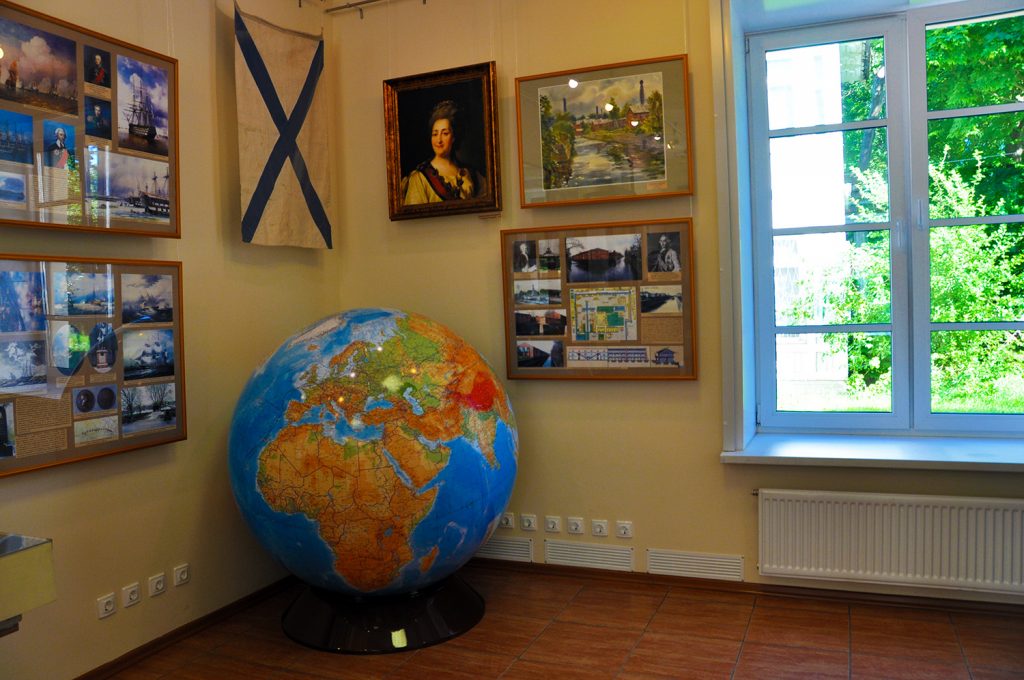 Глобус в первом зале музея истории Кронштадта в Кронштадте