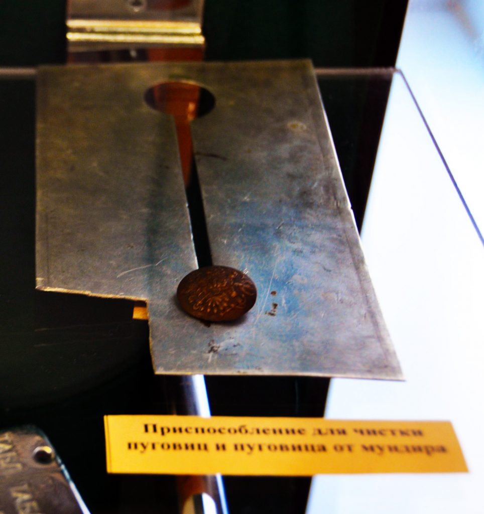 Приспособление для чистки пуговиц в музее истории Кронштадта в Кронштадте