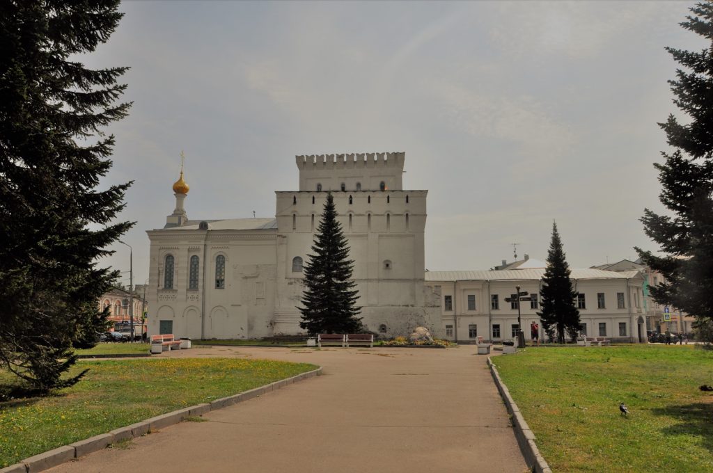 Знаменская церковь и Знаменская (Власьевская) башня Земляного города в Ярославле