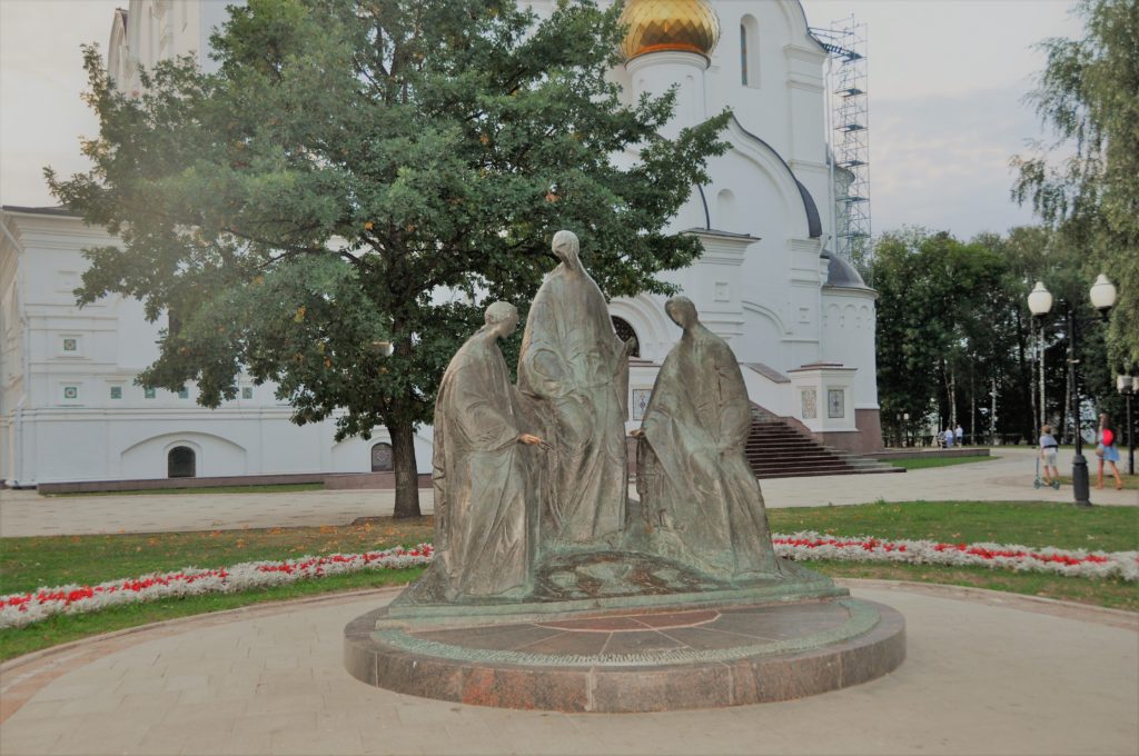 13. Скульптура «Троица Ветхозаветная» в Ярославле