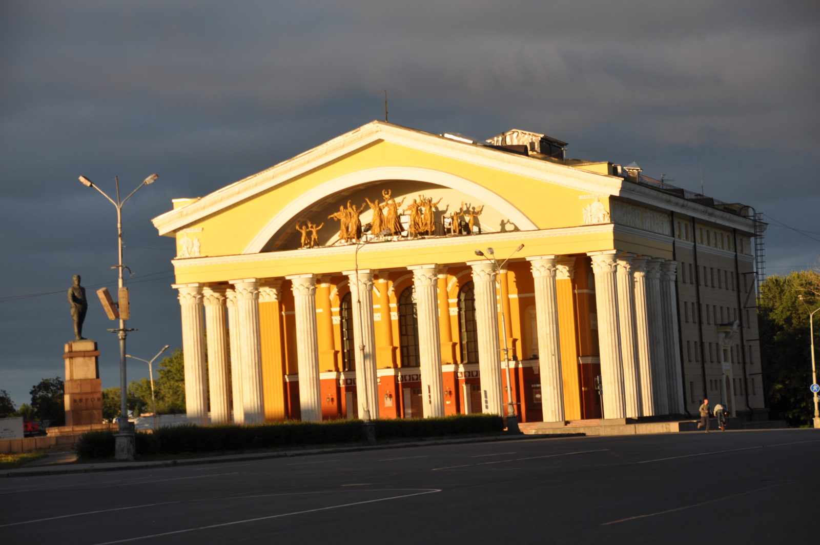 Музыкальный театр петрозаводск. Драм театр Петрозаводск. Музыкальный театр Республики Карелия. Музыкально драматический театр Петрозаводск.