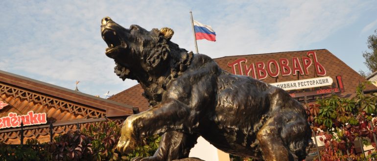 Скульптура рычащего медведя в Ярославле.
