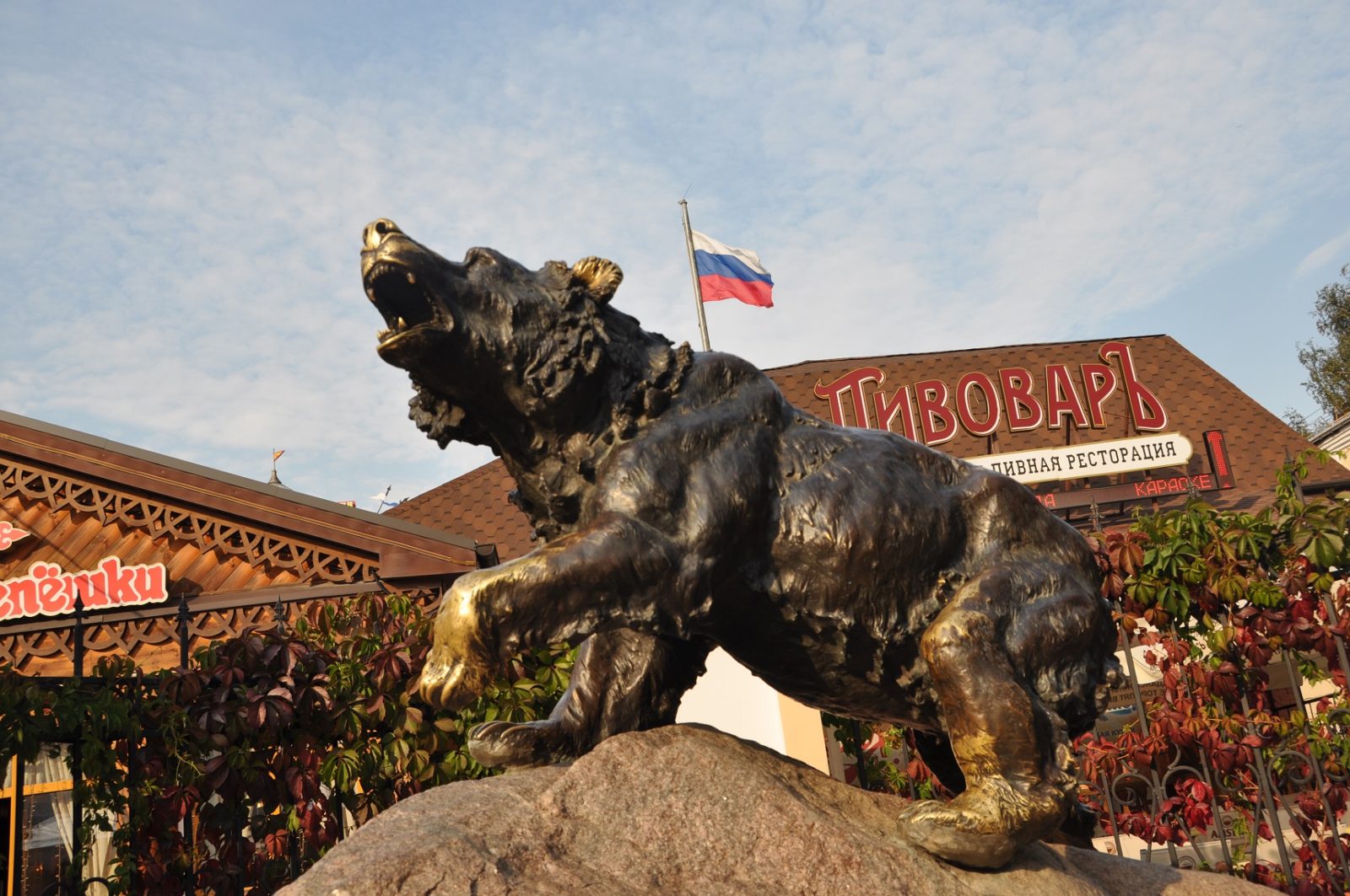 Скульптура рычащего медведя в Ярославле.