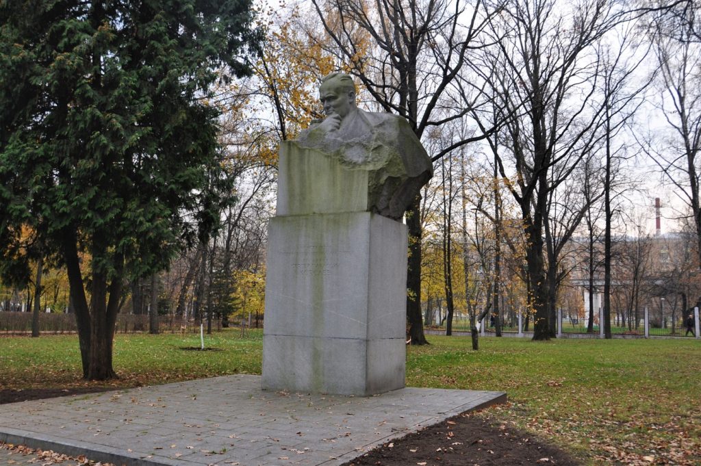 Памятник С.П.Королеву.